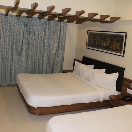 ศรีชี วาติกา Hotel สุรัต ภายนอก รูปภาพ