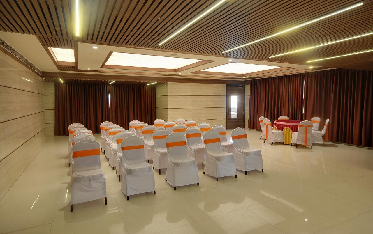 ศรีชี วาติกา Hotel สุรัต ภายนอก รูปภาพ