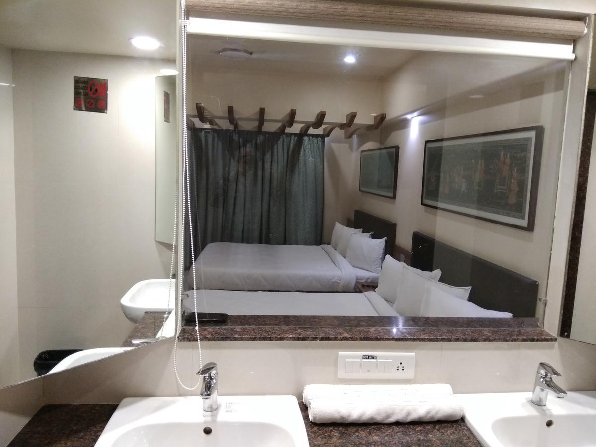 ศรีชี วาติกา Hotel สุรัต ภายนอก รูปภาพ