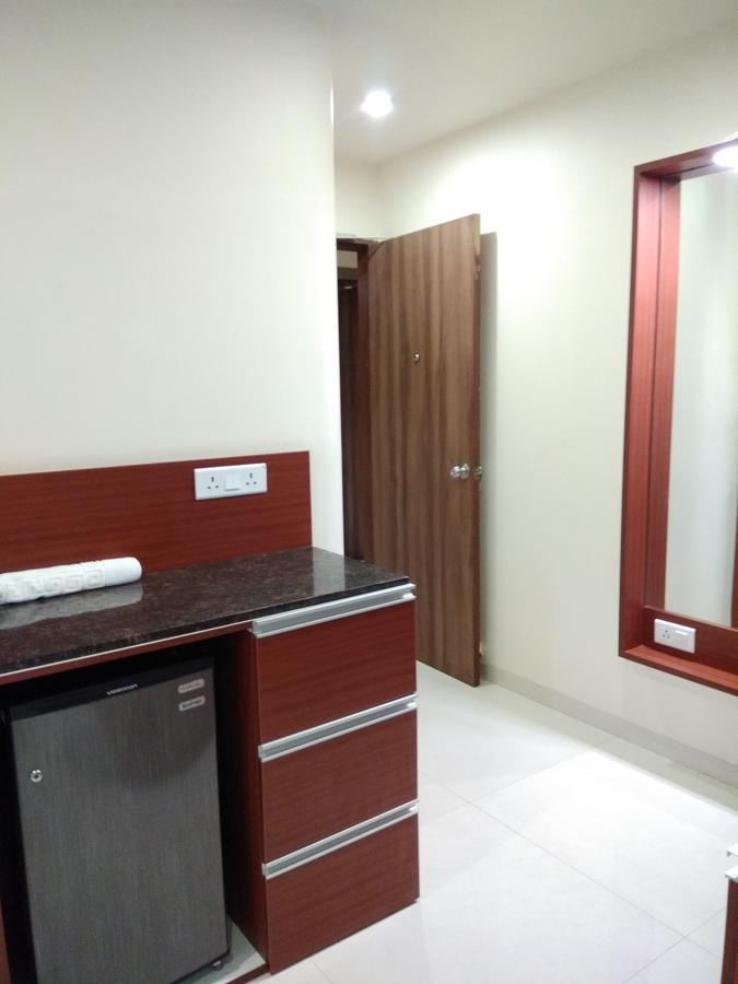ศรีชี วาติกา Hotel สุรัต ภายนอก รูปภาพ