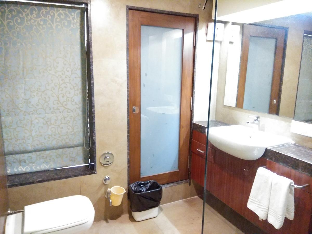 ศรีชี วาติกา Hotel สุรัต ภายนอก รูปภาพ