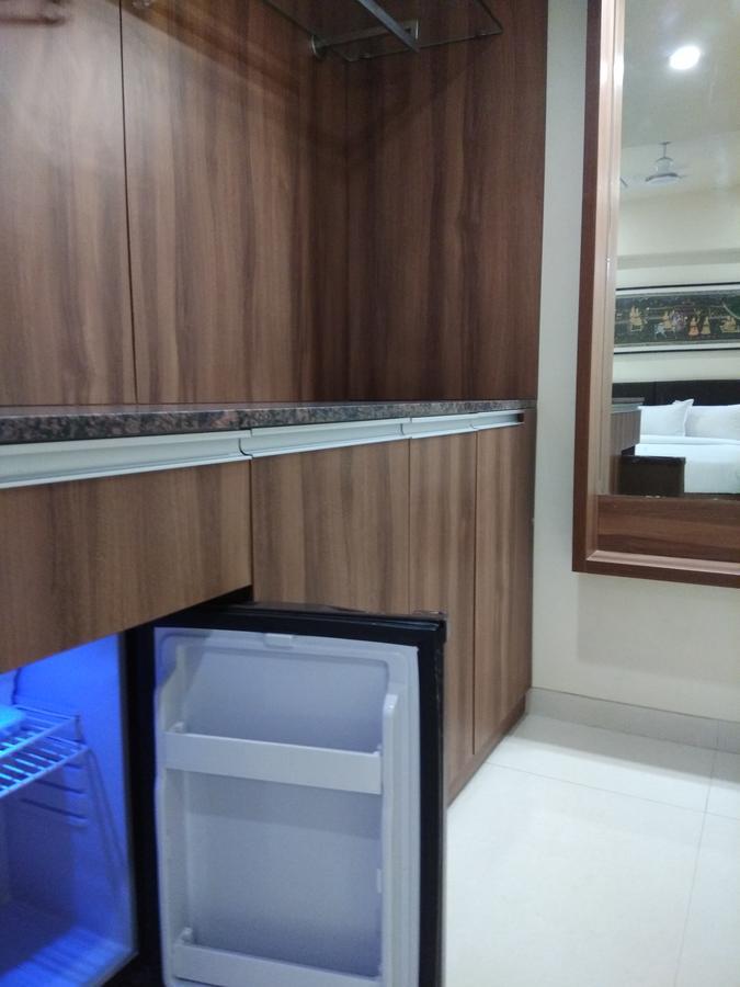 ศรีชี วาติกา Hotel สุรัต ภายนอก รูปภาพ