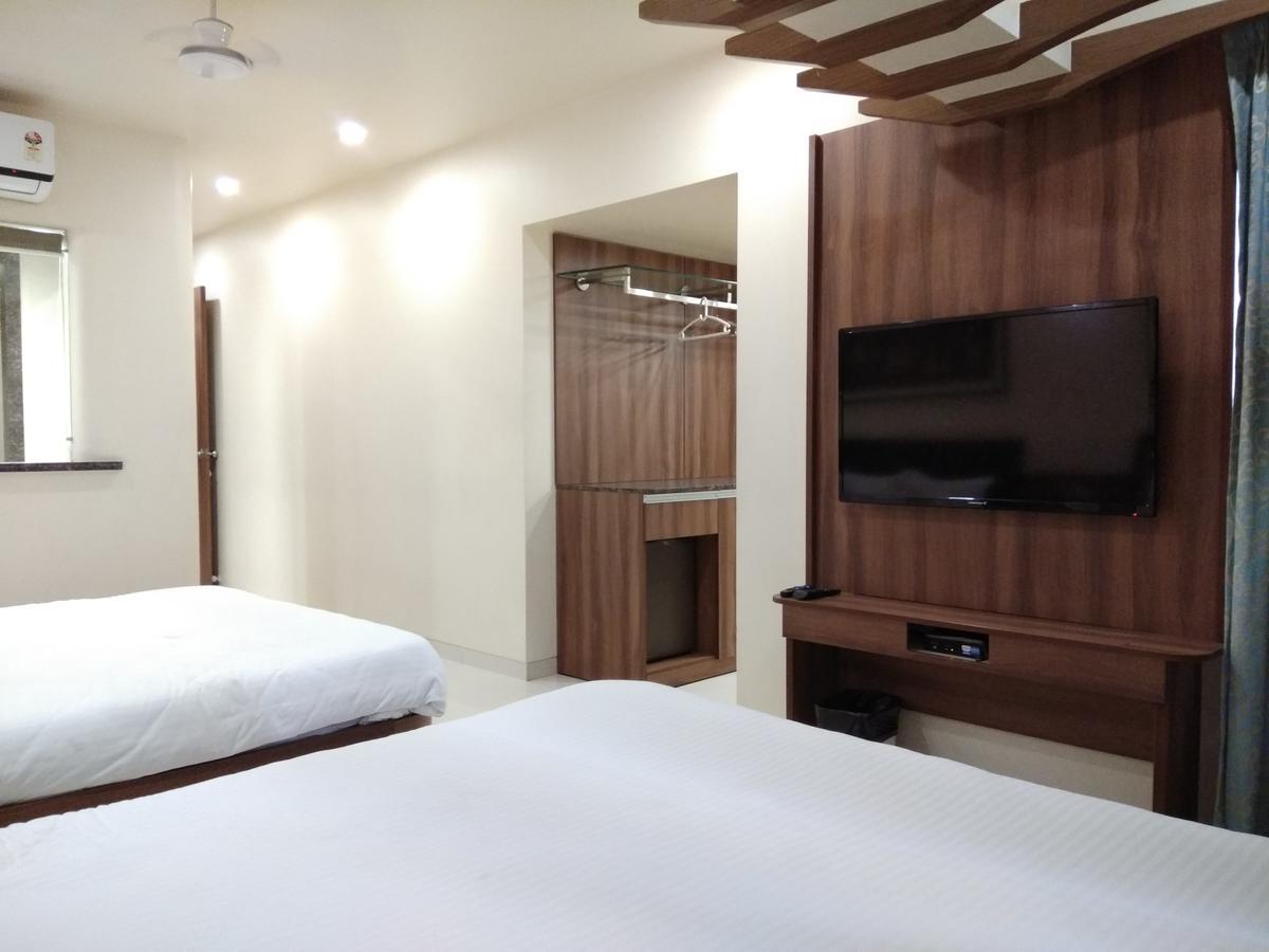 ศรีชี วาติกา Hotel สุรัต ภายนอก รูปภาพ