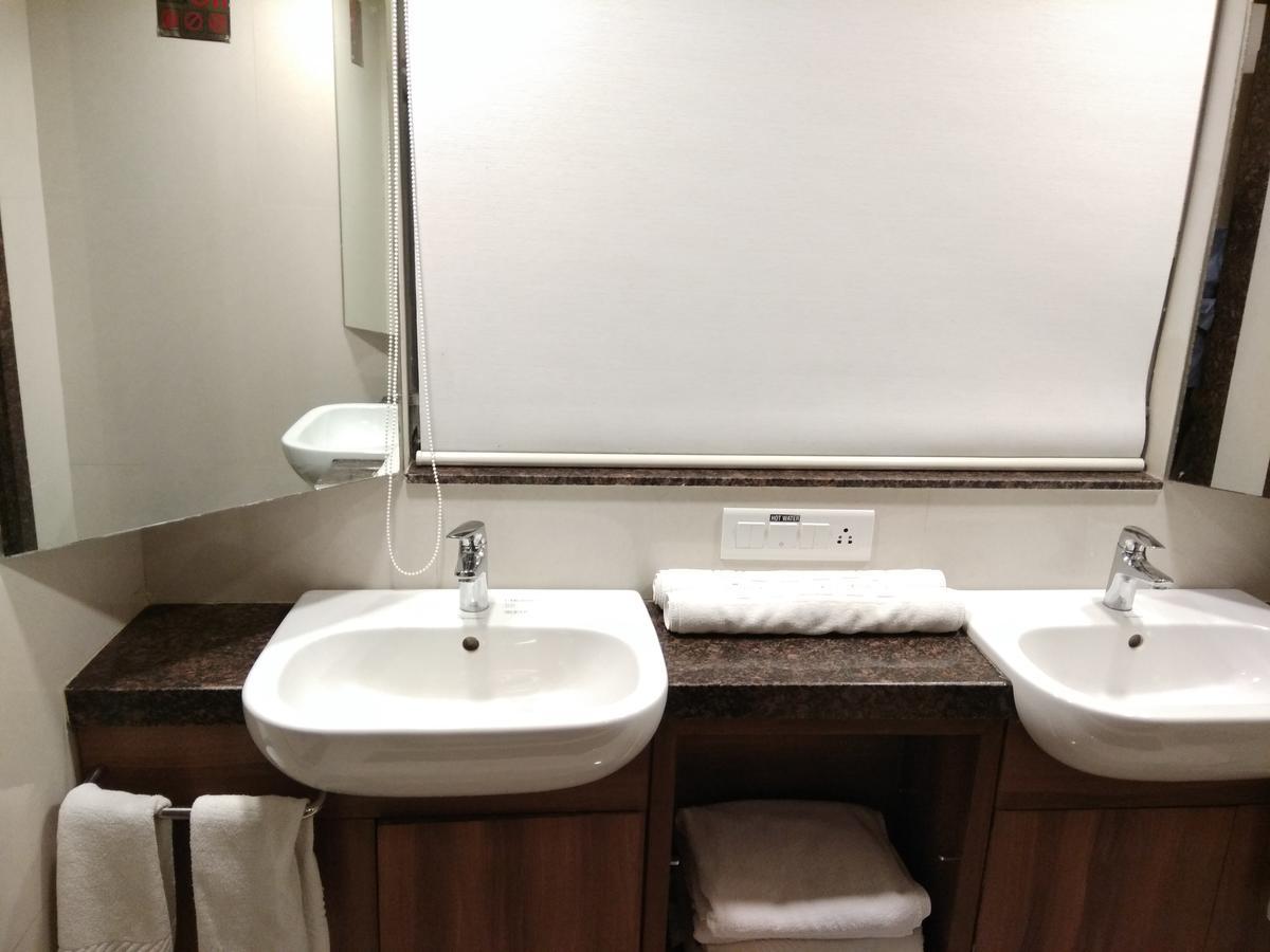 ศรีชี วาติกา Hotel สุรัต ภายนอก รูปภาพ