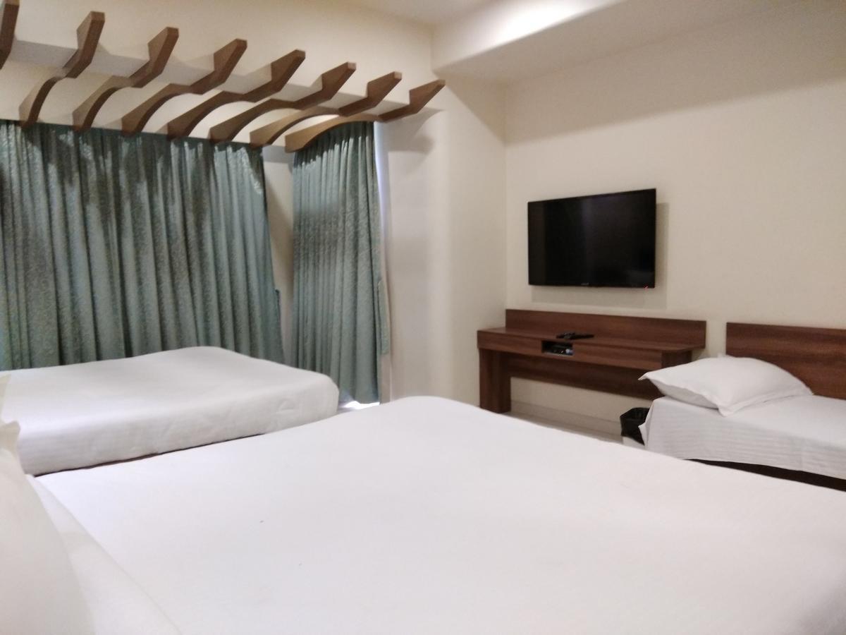 ศรีชี วาติกา Hotel สุรัต ภายนอก รูปภาพ
