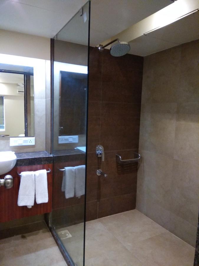 ศรีชี วาติกา Hotel สุรัต ภายนอก รูปภาพ